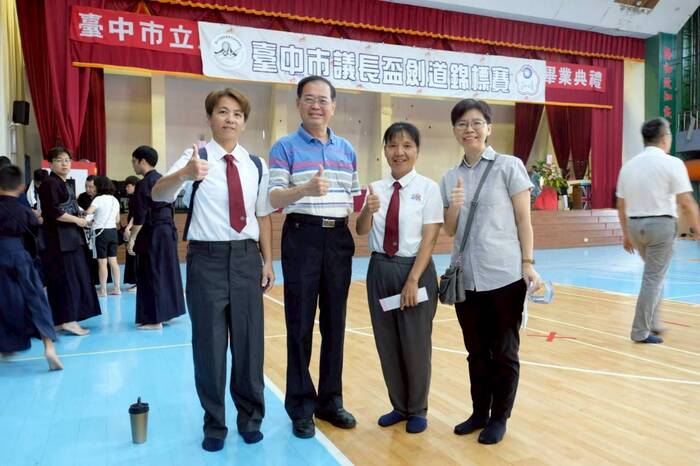 劍道教練與校長合影圖片
